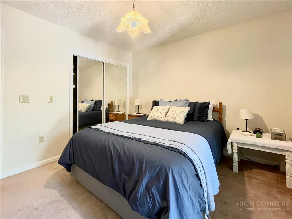 Image number 21 for the current listing