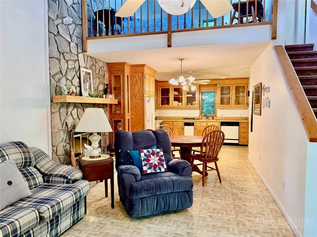 Image number 11 for the current listing