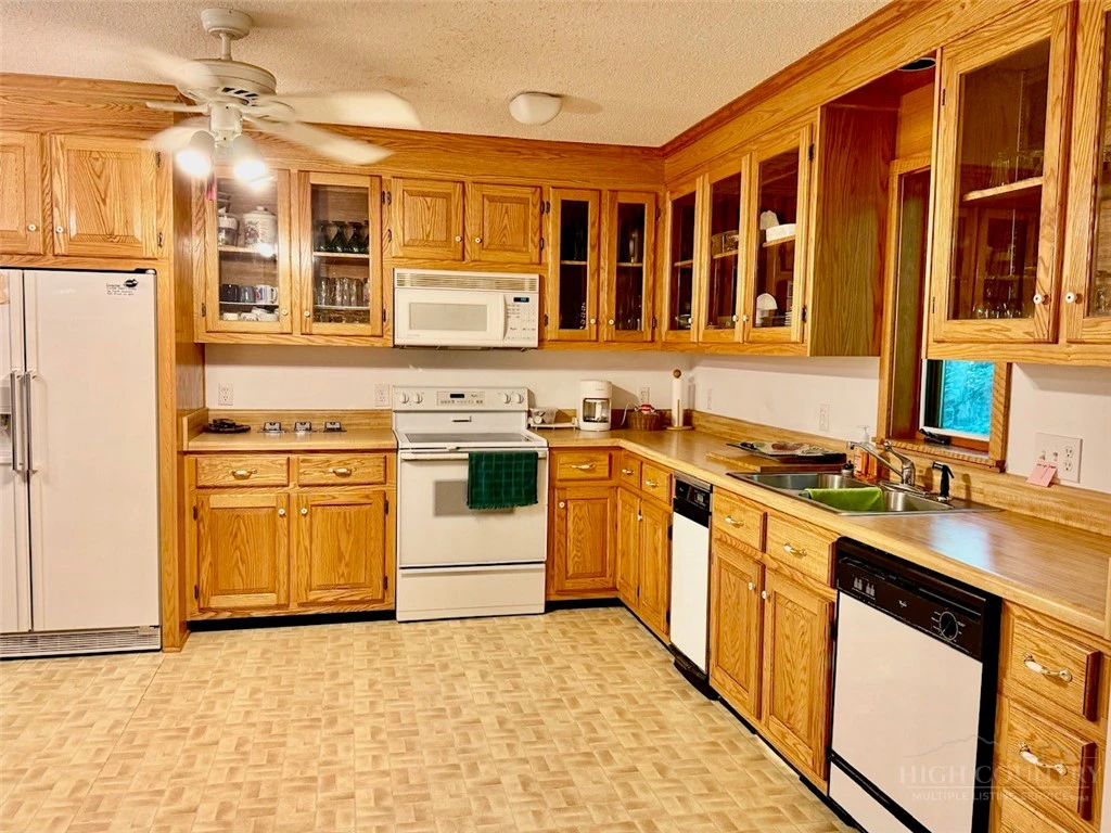 Image number 19 for the current listing