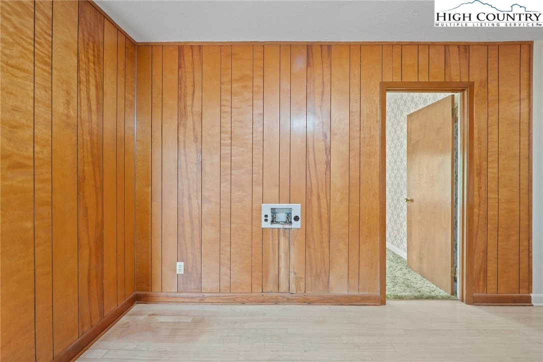Image number 14 for the current listing