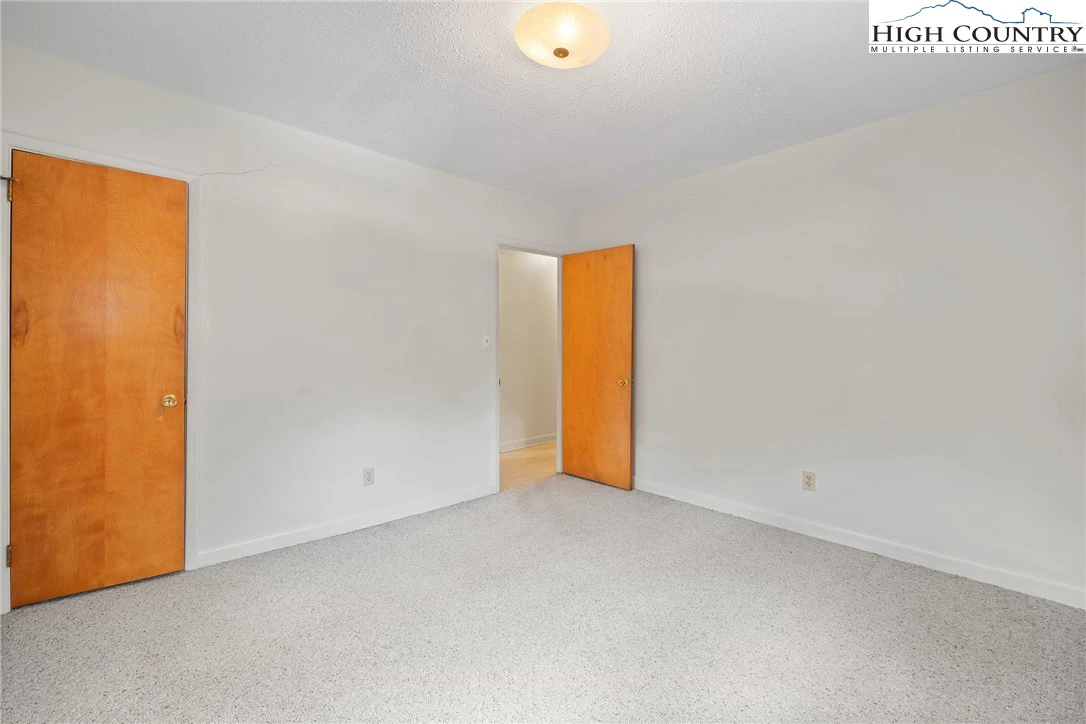 Image number 15 for the current listing