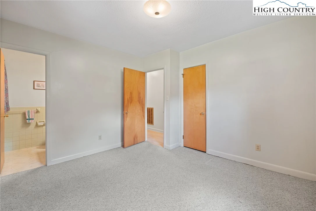 Image number 11 for the current listing