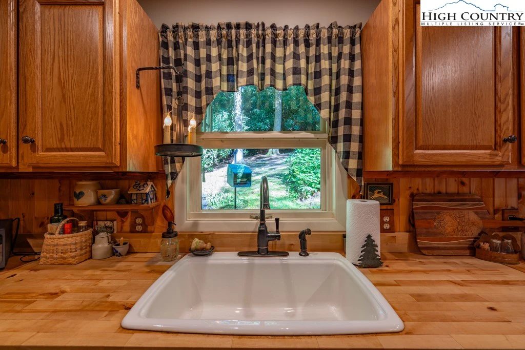 Image number 19 for the current listing