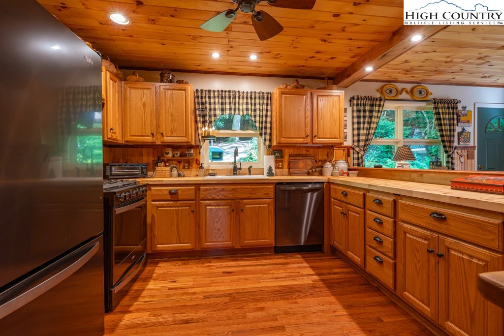 Image number 1 for the current listing