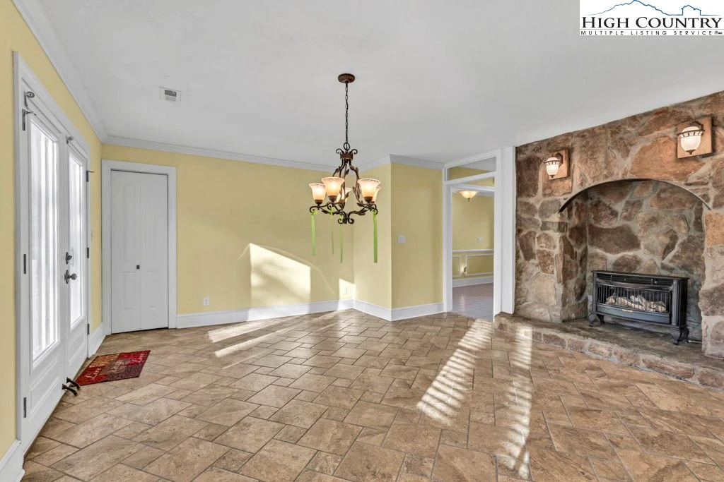 Image number 4 for the current listing