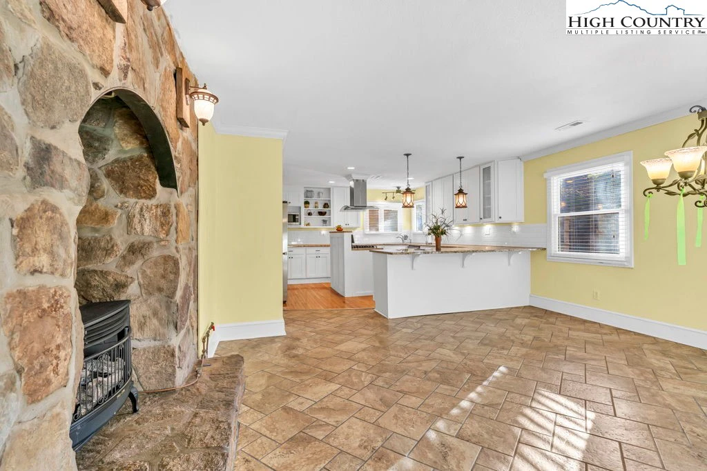 Image number 6 for the current listing