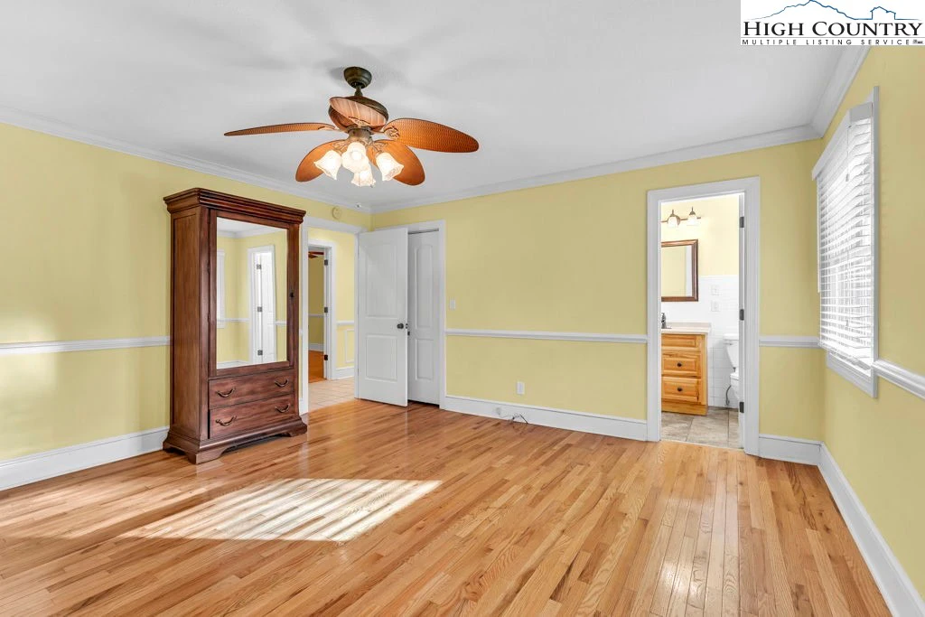 Image number 9 for the current listing