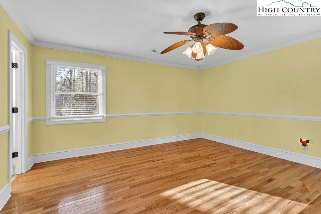 Image number 2 for the current listing