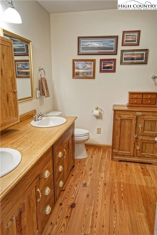 Image number 13 for the current listing