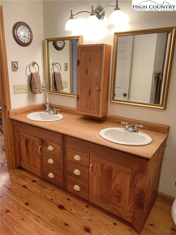 Image number 4 for the current listing