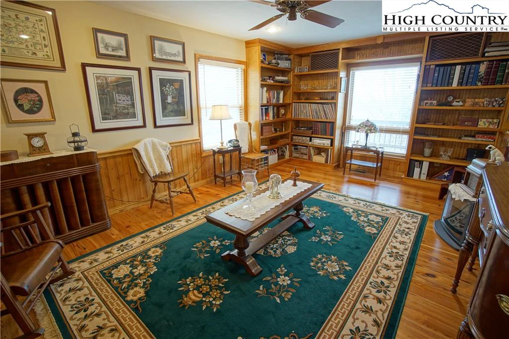 Image number 9 for the current listing