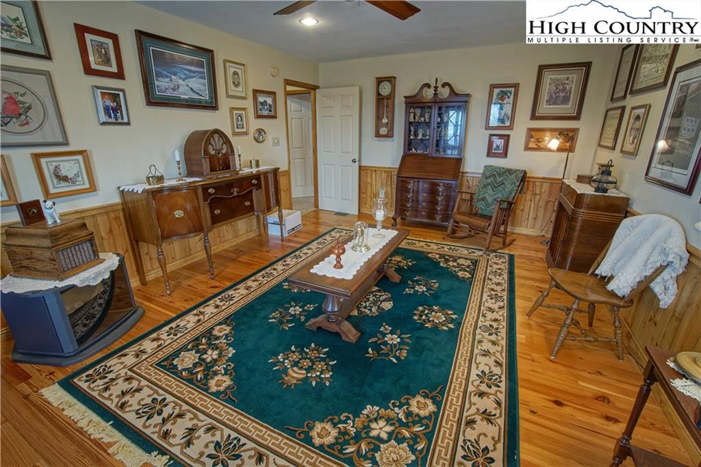 Image number 10 for the current listing