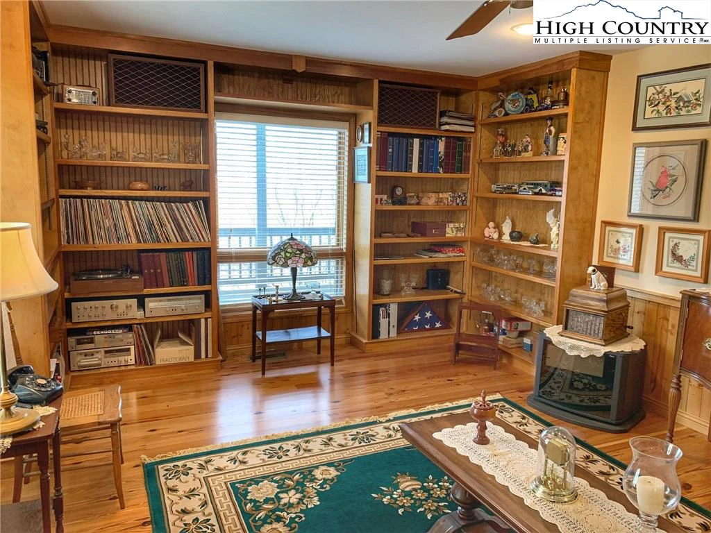 Image number 12 for the current listing