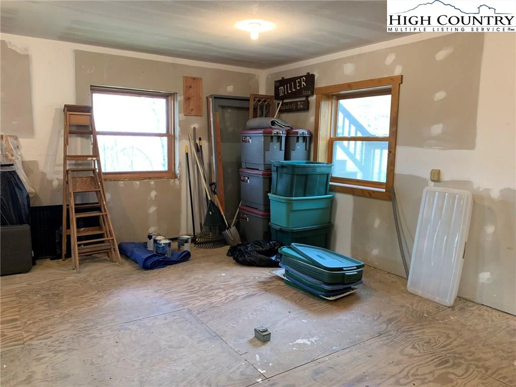 Image number 15 for the current listing