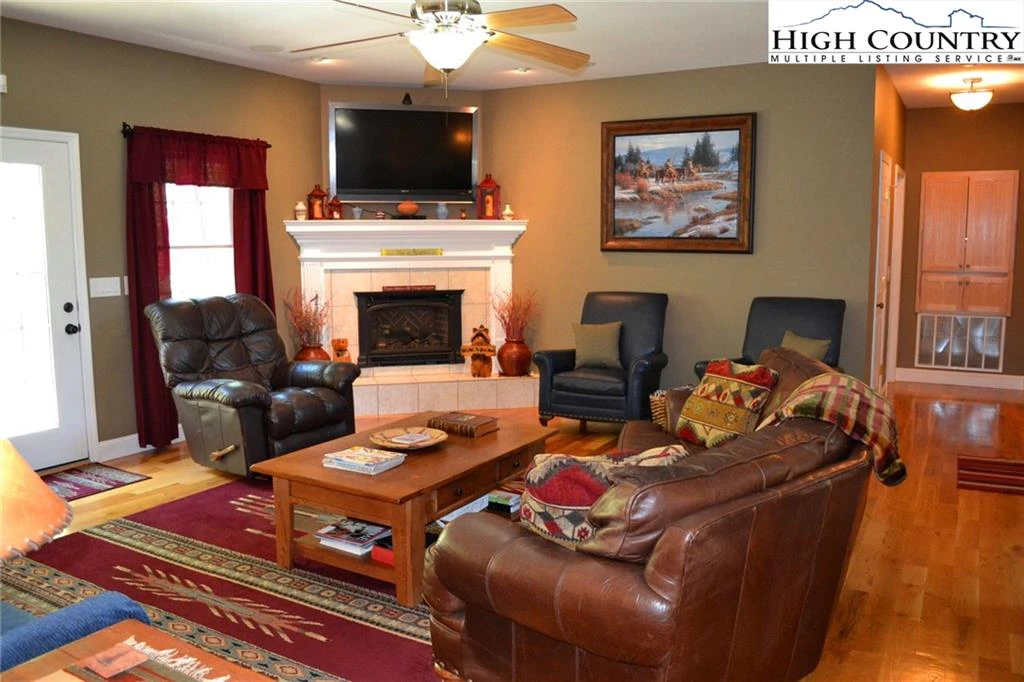 Image number 19 for the current listing