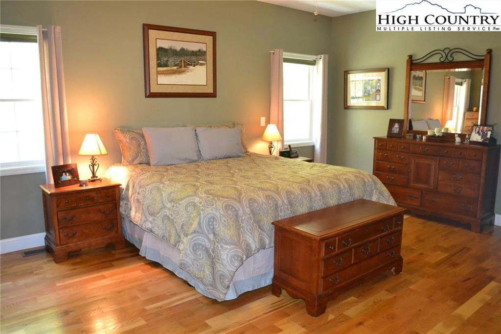 Image number 2 for the current listing