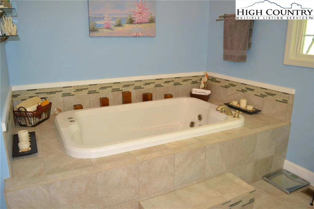 Image number 16 for the current listing