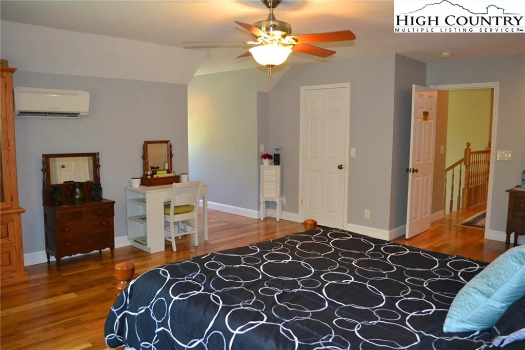 Image number 15 for the current listing