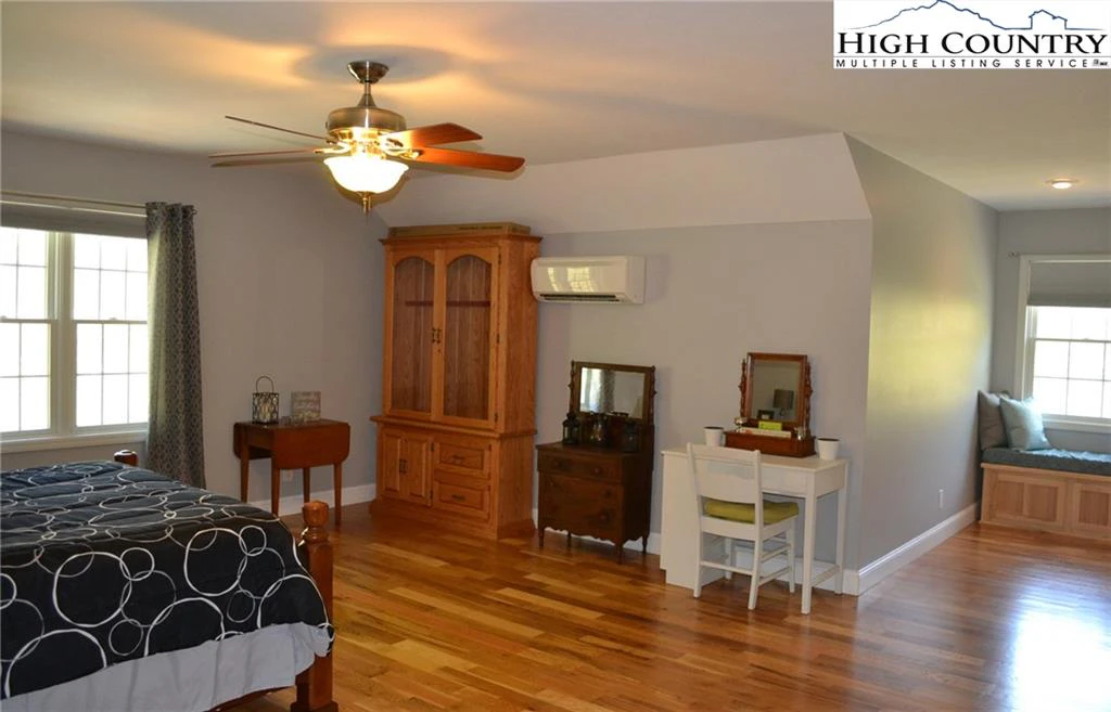 Image number 14 for the current listing