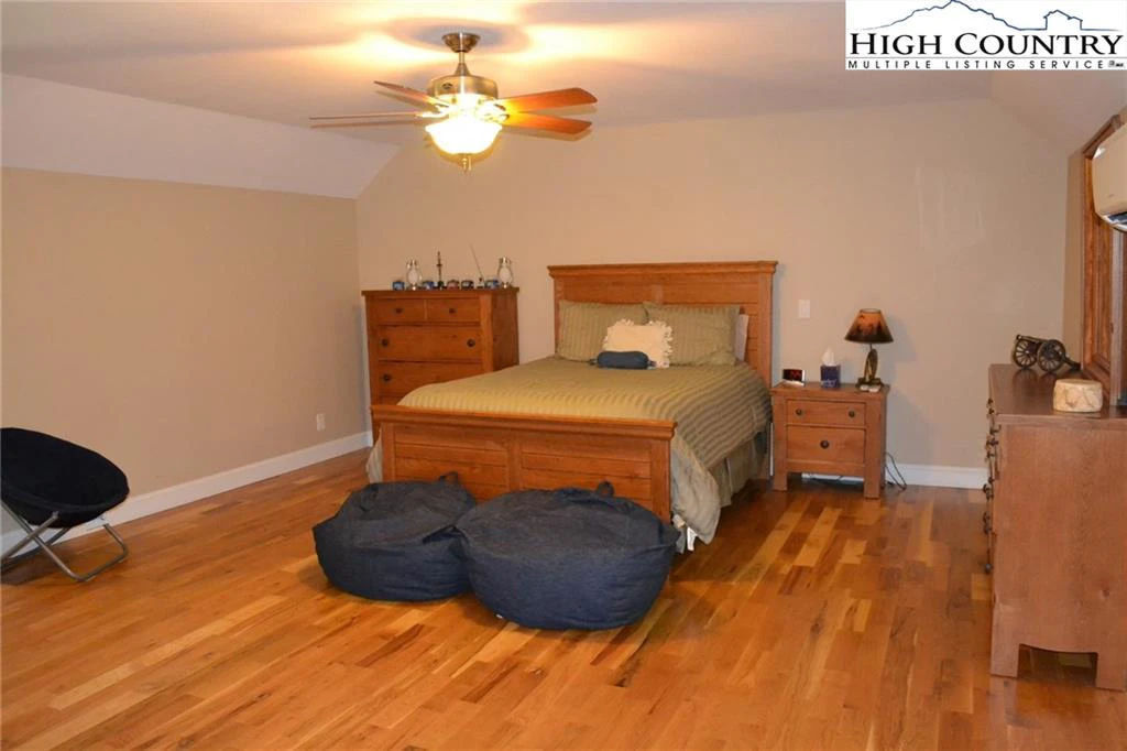 Image number 13 for the current listing