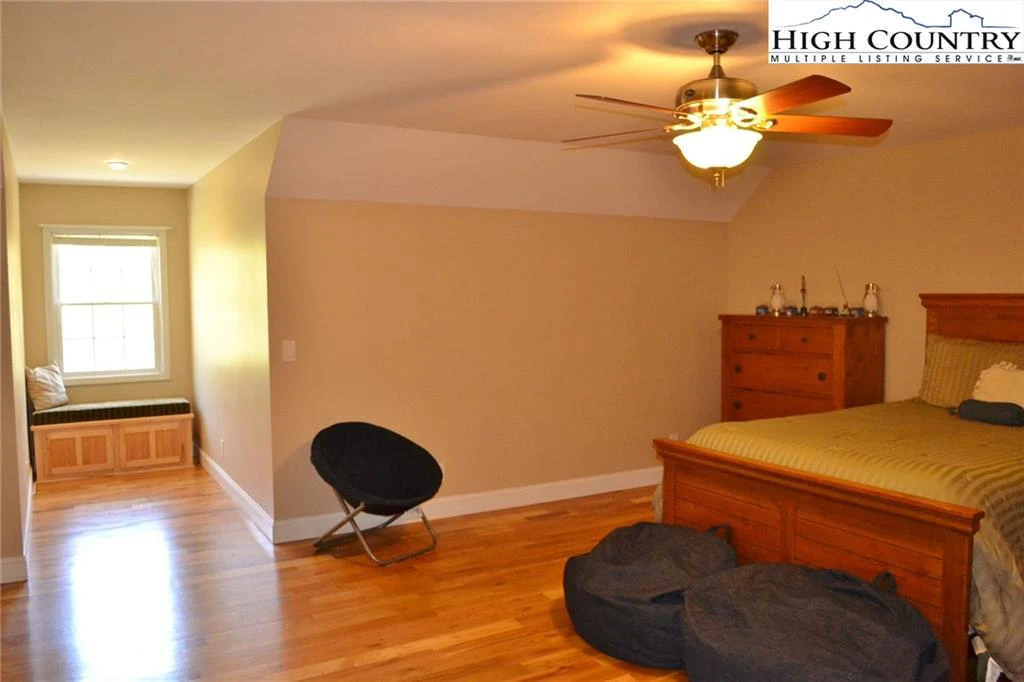 Image number 12 for the current listing