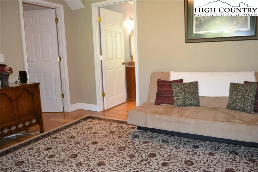 Image number 11 for the current listing