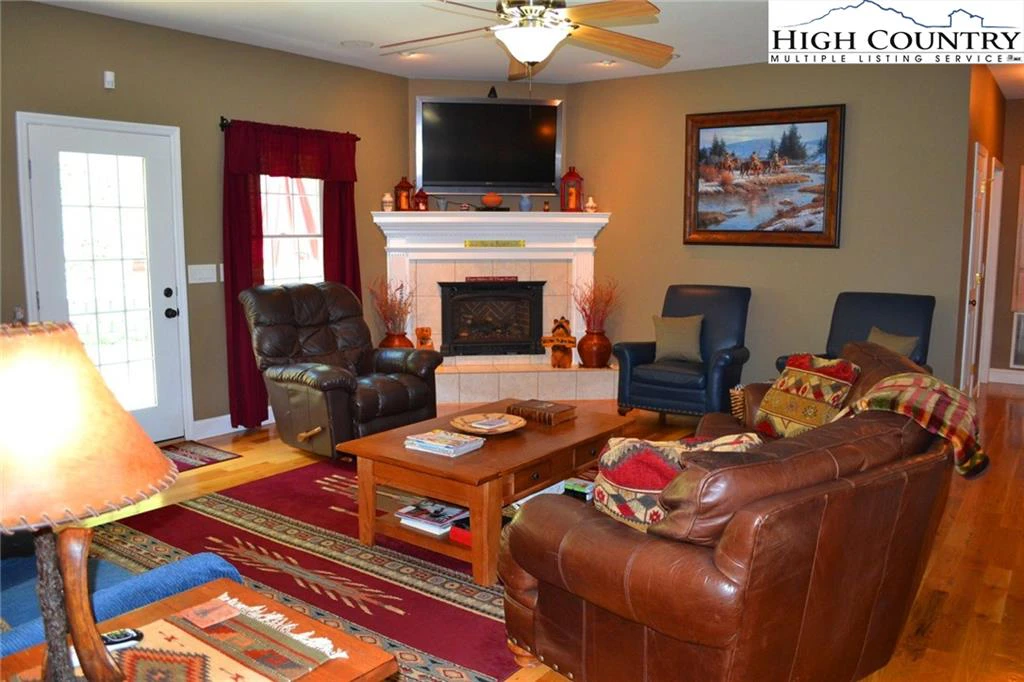 Image number 8 for the current listing