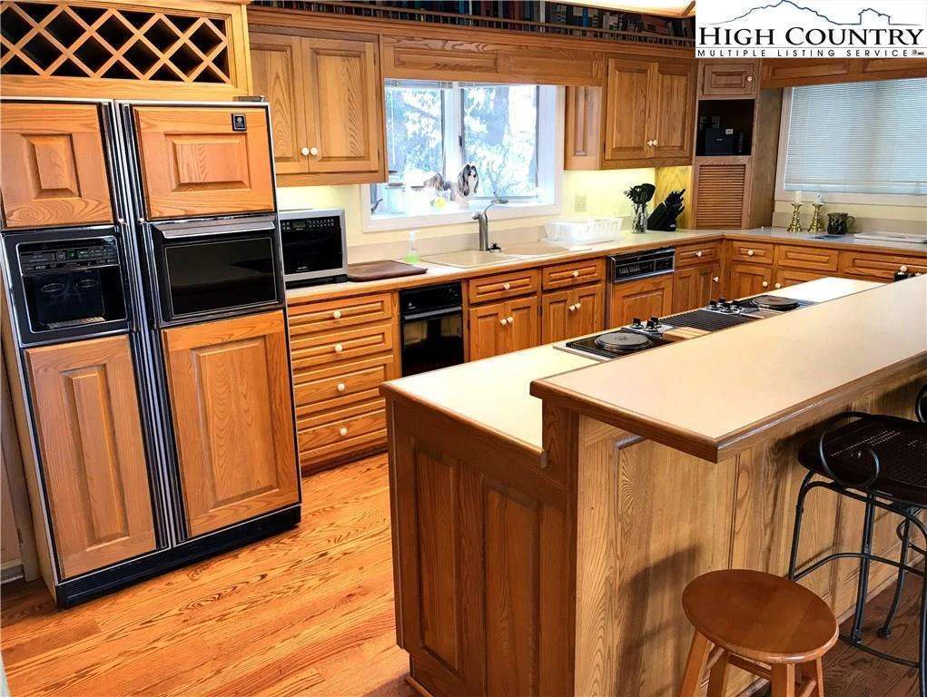 Image number 2 for the current listing