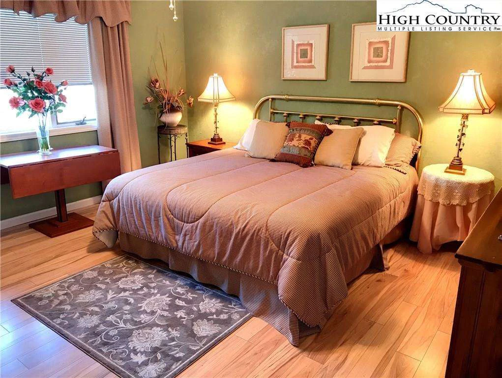 Image number 5 for the current listing