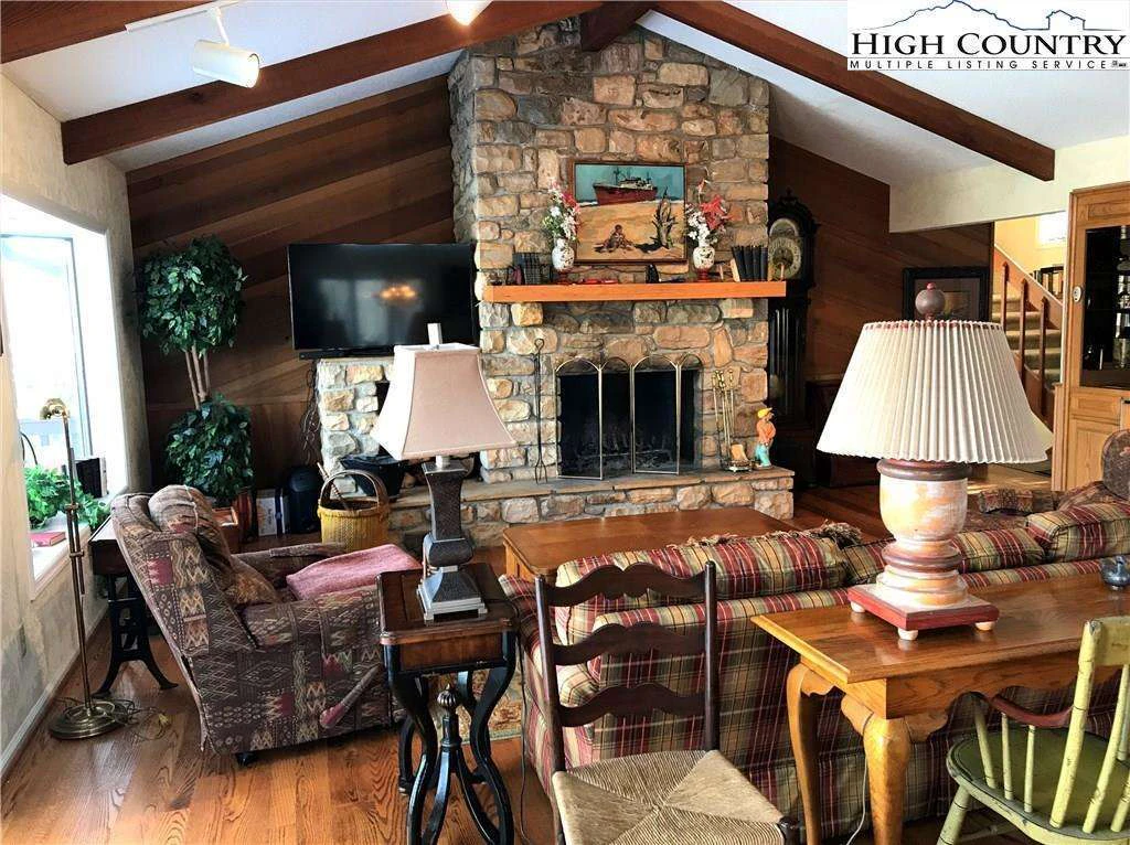 Image number 19 for the current listing