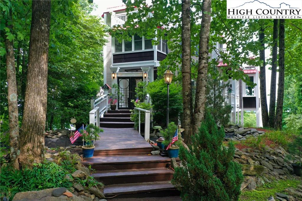Image number 1 for the current listing