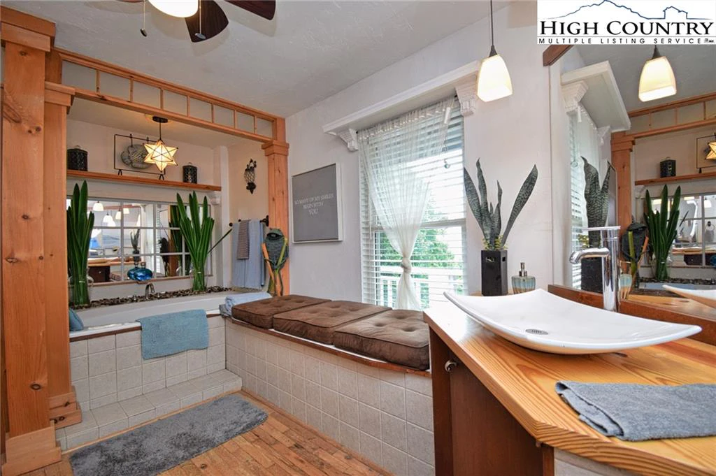 Image number 3 for the current listing