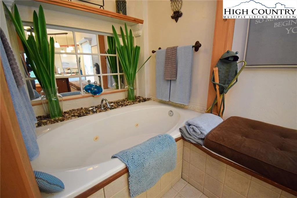 Image number 4 for the current listing