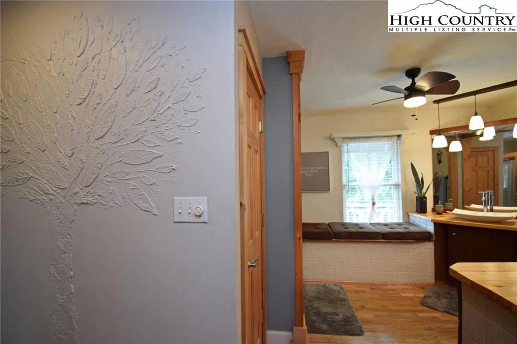 Image number 5 for the current listing