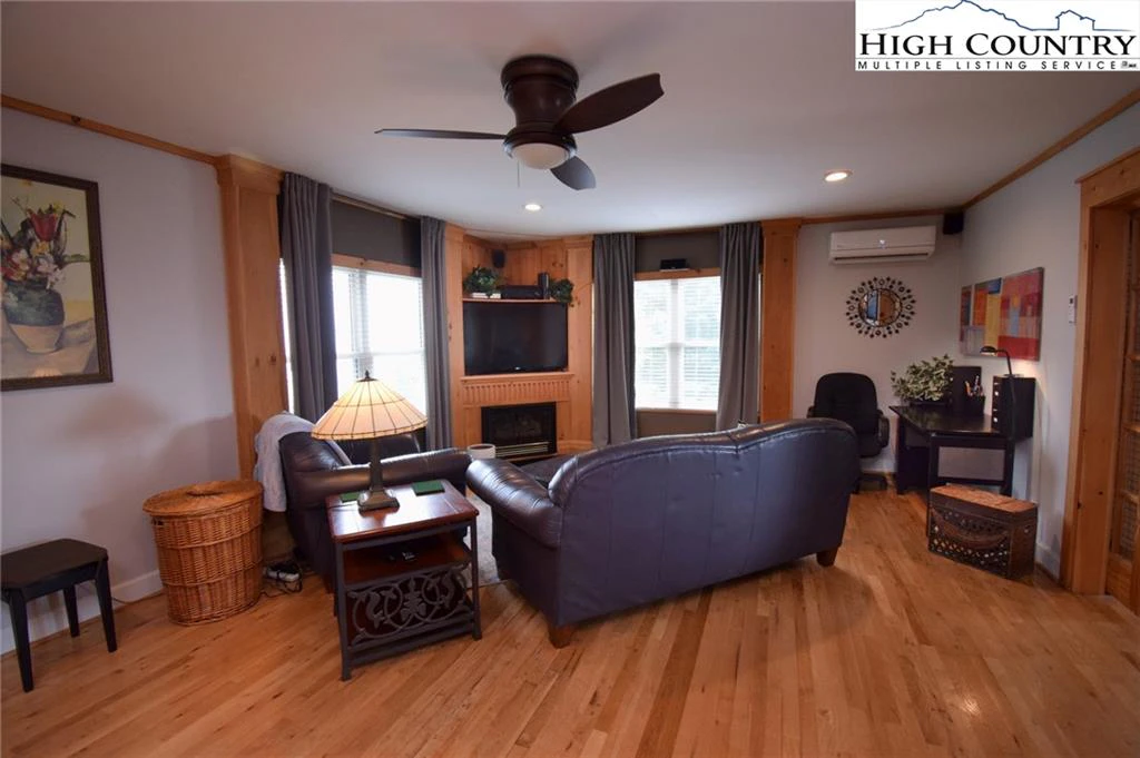 Image number 6 for the current listing