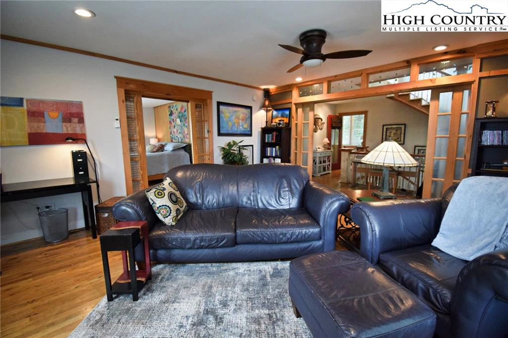 Image number 7 for the current listing