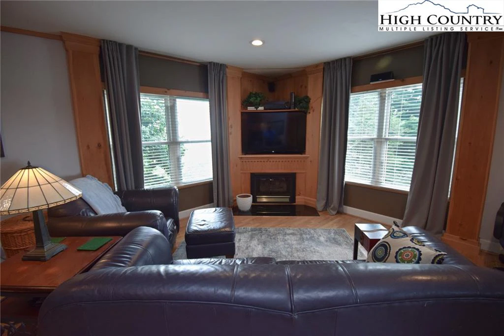 Image number 8 for the current listing