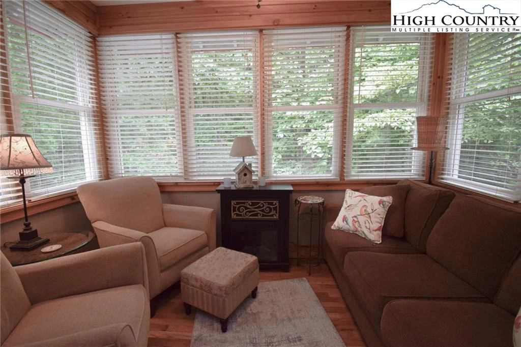 Image number 9 for the current listing