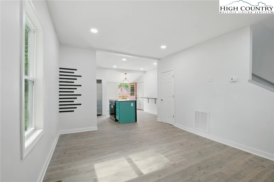 Image number 10 for the current listing