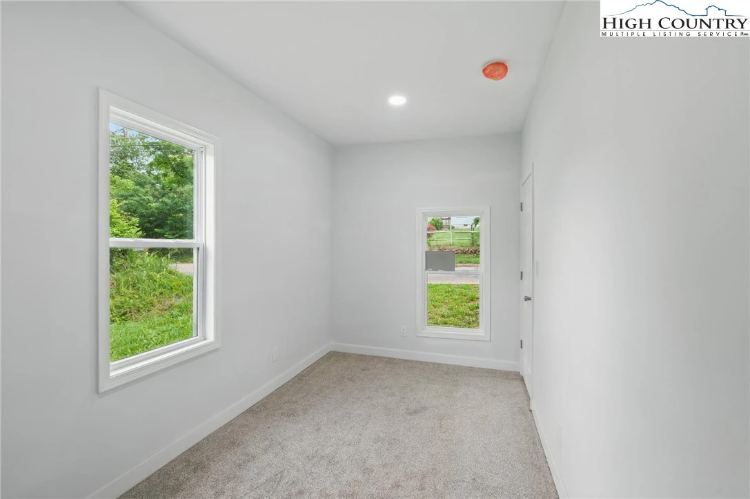 Image number 20 for the current listing