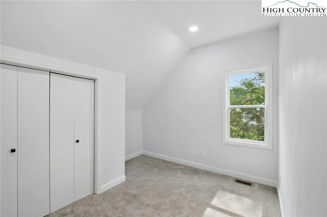 Image number 21 for the current listing