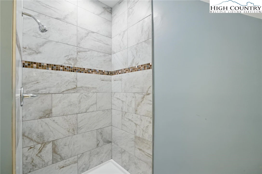 Image number 3 for the current listing