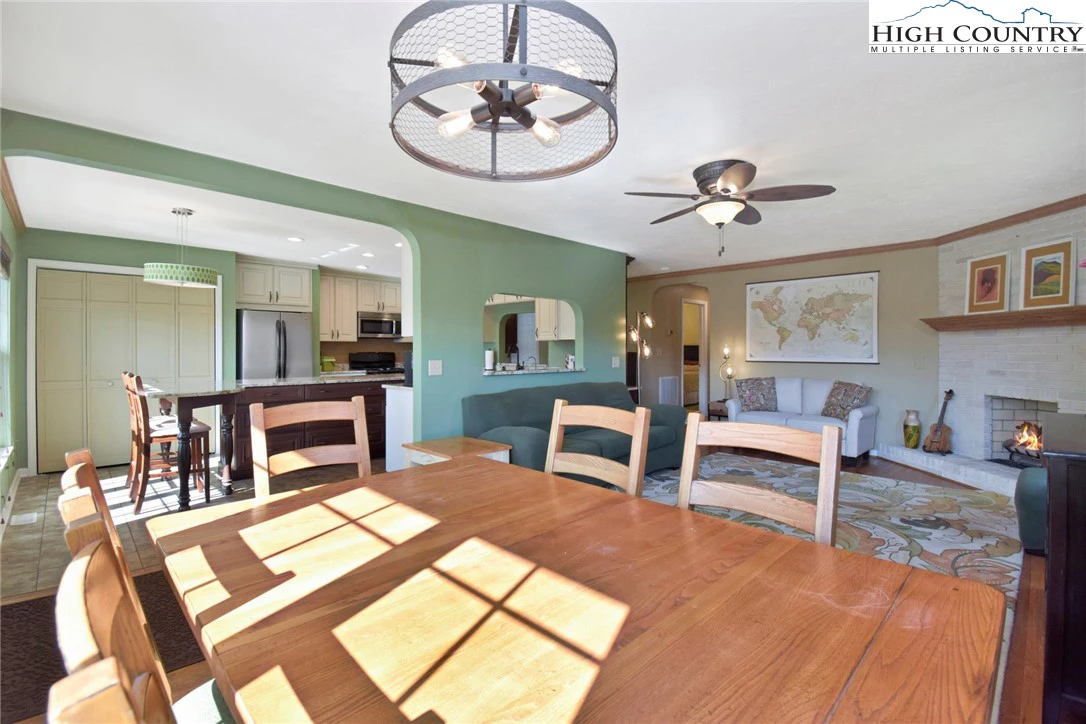 Image number 14 for the current listing