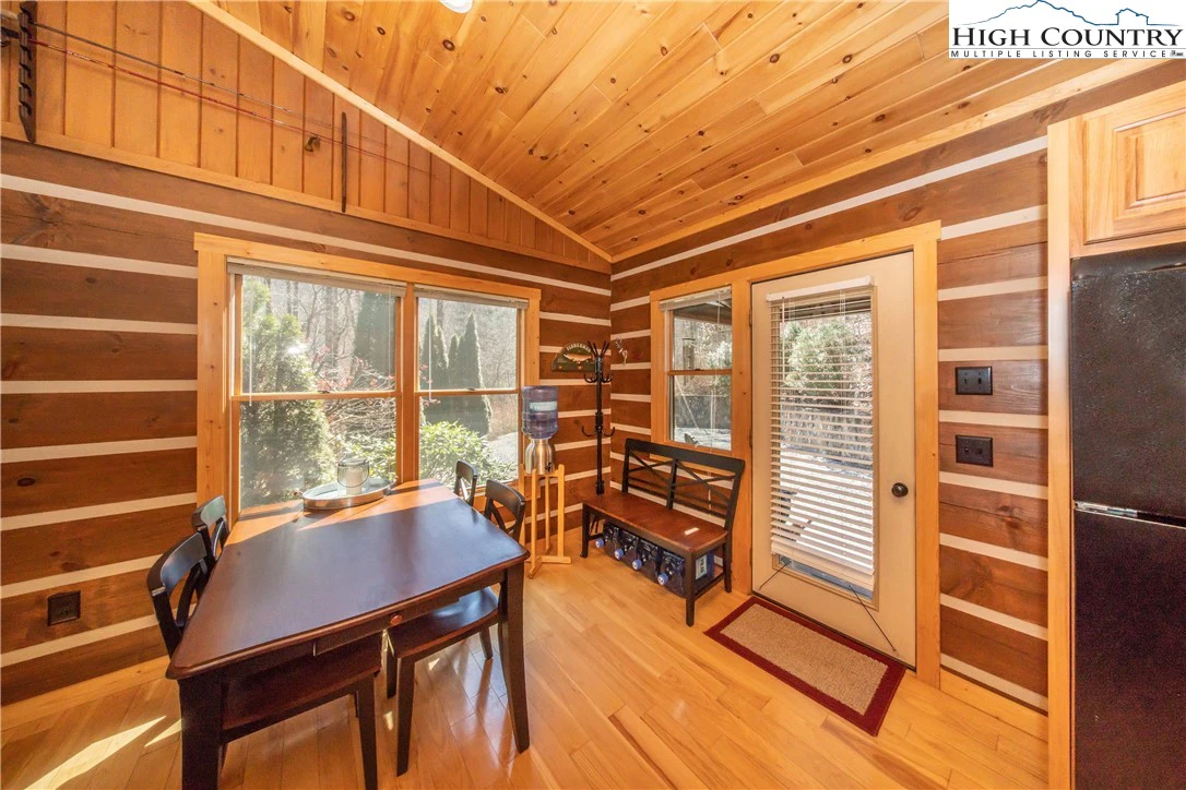 Image number 15 for the current listing