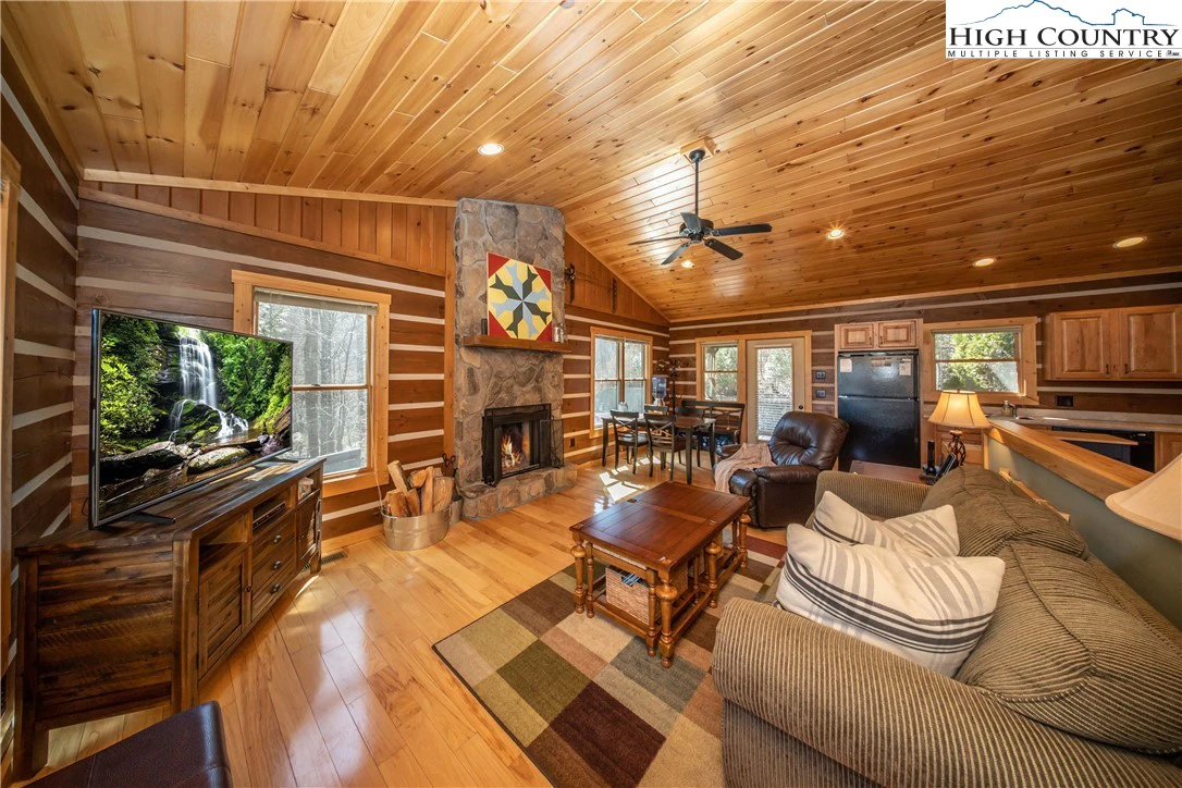 Image number 19 for the current listing