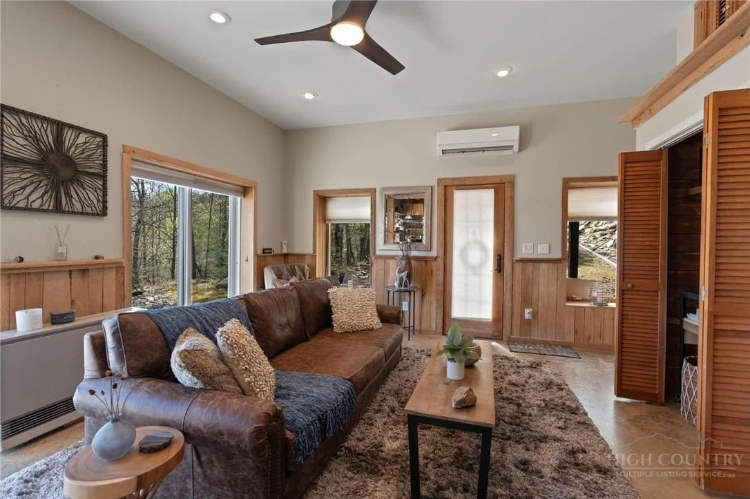 Image number 8 for the current listing