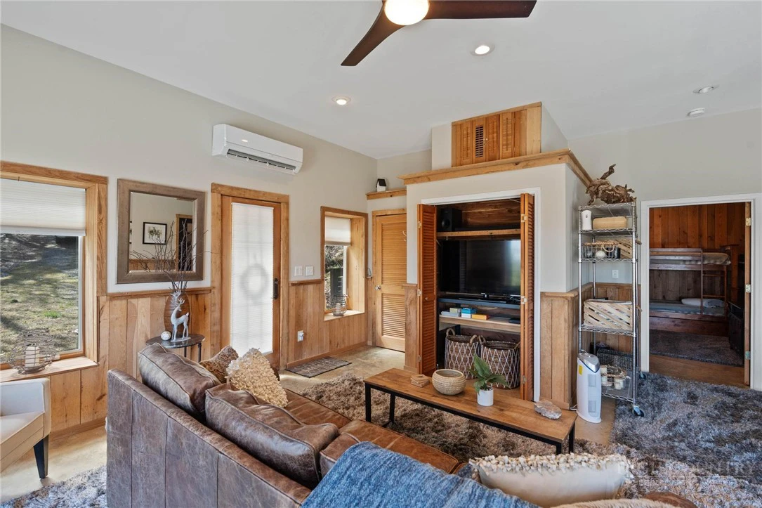 Image number 9 for the current listing