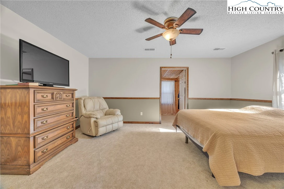 Image number 4 for the current listing