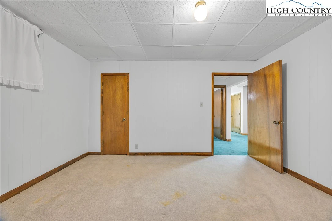 Image number 11 for the current listing