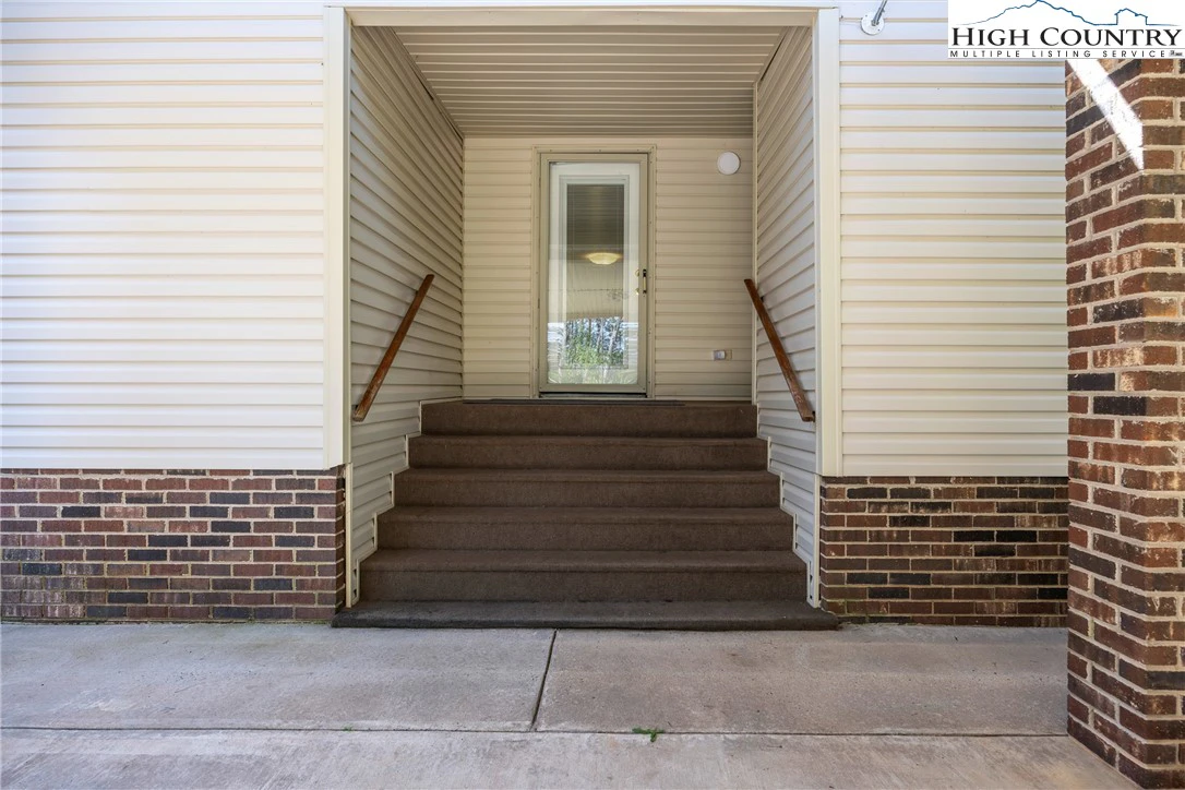 Image number 19 for the current listing